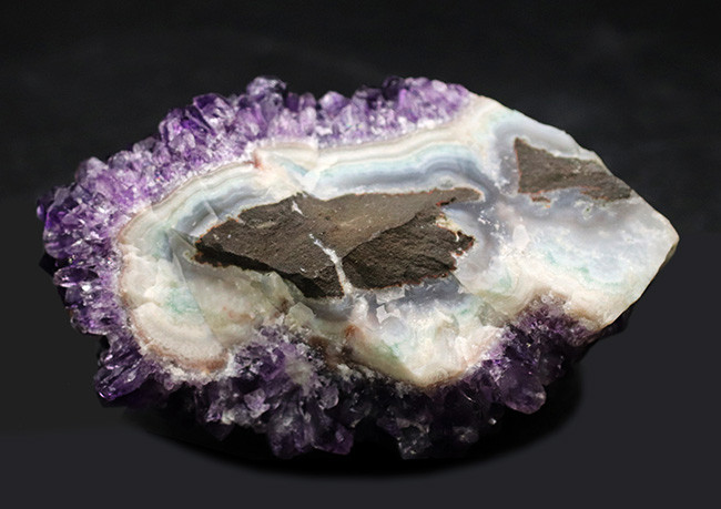 ９５５グラム！かのレオナルド・ダ・ヴィンチを魅了した鉱物、濃い紫色を呈するアメシスト（Amethyst）の原石（その2）