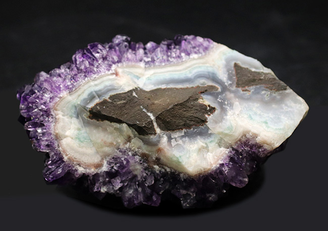 955グラム!かのレオナルド・ダ・ヴィンチを魅了した鉱物、濃い紫色を呈するアメシスト(Amethyst)の原石(その2)