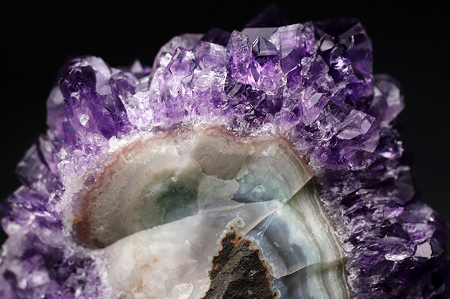 955グラム!かのレオナルド・ダ・ヴィンチを魅了した鉱物、濃い紫色を呈するアメシスト(Amethyst)の原石(その3)