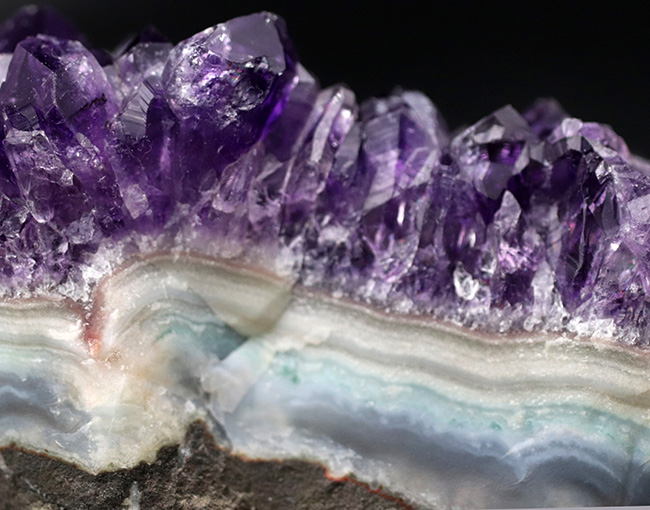 ９５５グラム！かのレオナルド・ダ・ヴィンチを魅了した鉱物、濃い紫色を呈するアメシスト（Amethyst）の原石（その5）