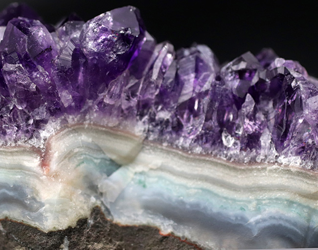 955グラム!かのレオナルド・ダ・ヴィンチを魅了した鉱物、濃い紫色を呈するアメシスト(Amethyst)の原石(その5)