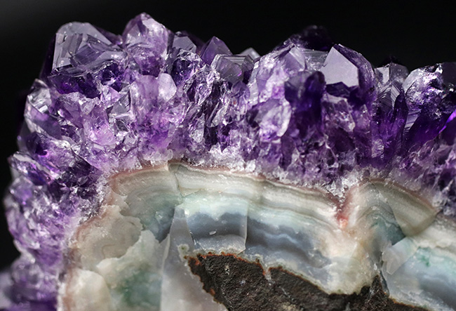 955グラム!かのレオナルド・ダ・ヴィンチを魅了した鉱物、濃い紫色を呈するアメシスト(Amethyst)の原石(その7)