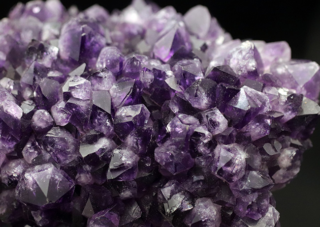 ９５５グラム！かのレオナルド・ダ・ヴィンチを魅了した鉱物、濃い紫色を呈するアメシスト（Amethyst）の原石（その8）