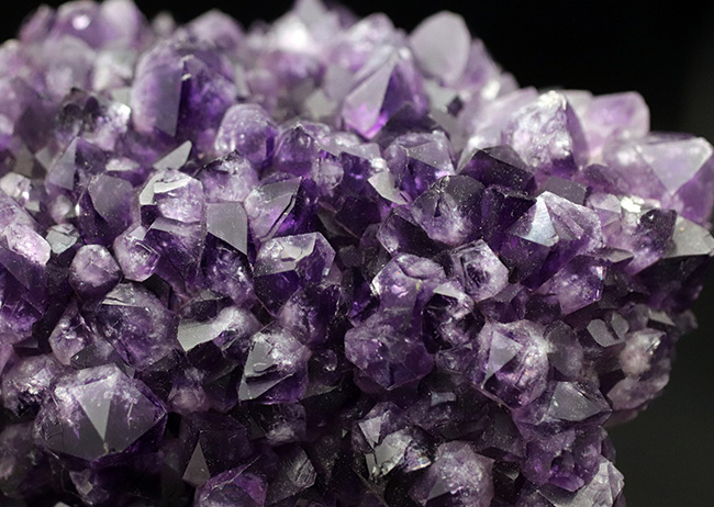 955グラム!かのレオナルド・ダ・ヴィンチを魅了した鉱物、濃い紫色を呈するアメシスト(Amethyst)の原石(その8)