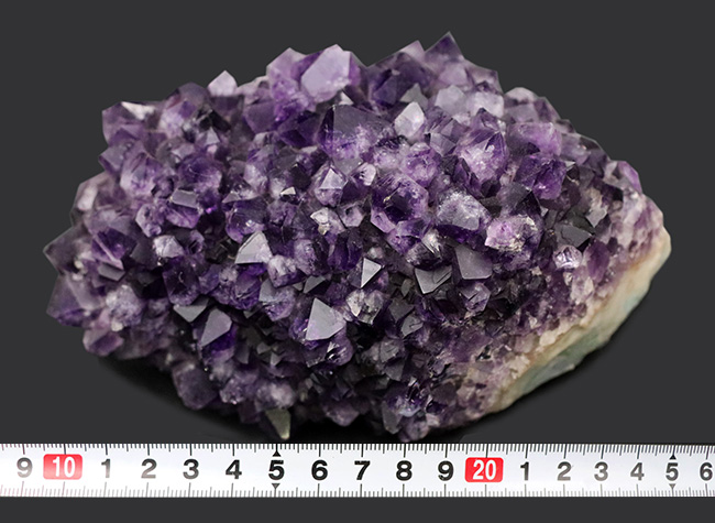 955グラム!かのレオナルド・ダ・ヴィンチを魅了した鉱物、濃い紫色を呈するアメシスト(Amethyst)の原石(その9)