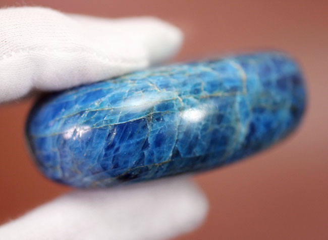 鮮やかな結晶!「裏切りの石」ことブルーアパタイト(Blue apatite)のカボション(その4)