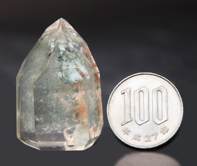緑や茶の内包物を含んだ変わり種の石英の結晶、ガーデンクォーツ
