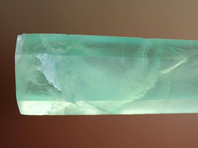 他とは一線を画すユニークな色の出方。ユニークな鉱物フローライト(fluorite)の高品位標本(その3)