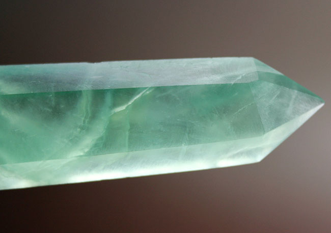他とは一線を画すユニークな色の出方。ユニークな鉱物フローライト(fluorite)の高品位標本(その4)