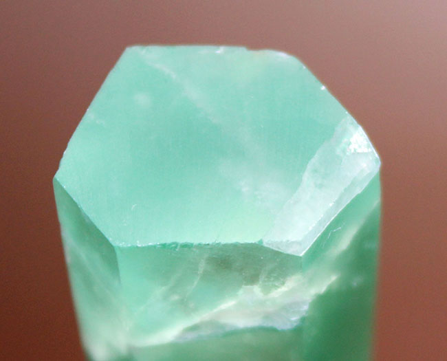 他とは一線を画すユニークな色の出方。ユニークな鉱物フローライト(fluorite)の高品位標本(その8)