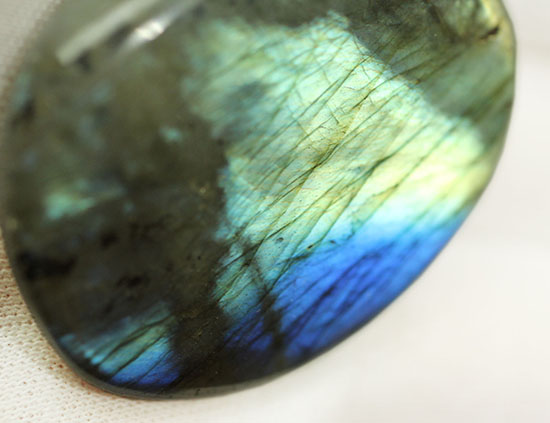 ブルー×ライムグリーンの配色が爽やかな、鉱物ラブラドライト(Labradorite)(その4)