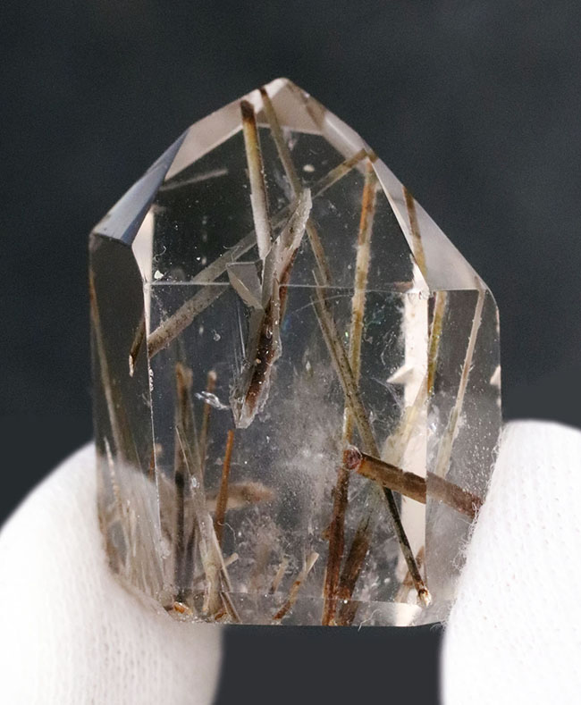 迫力あり！非常に太い二酸化チタンを多数内包する水晶、その名もルチルクォーツ（Rutilated Quartz）（その1）