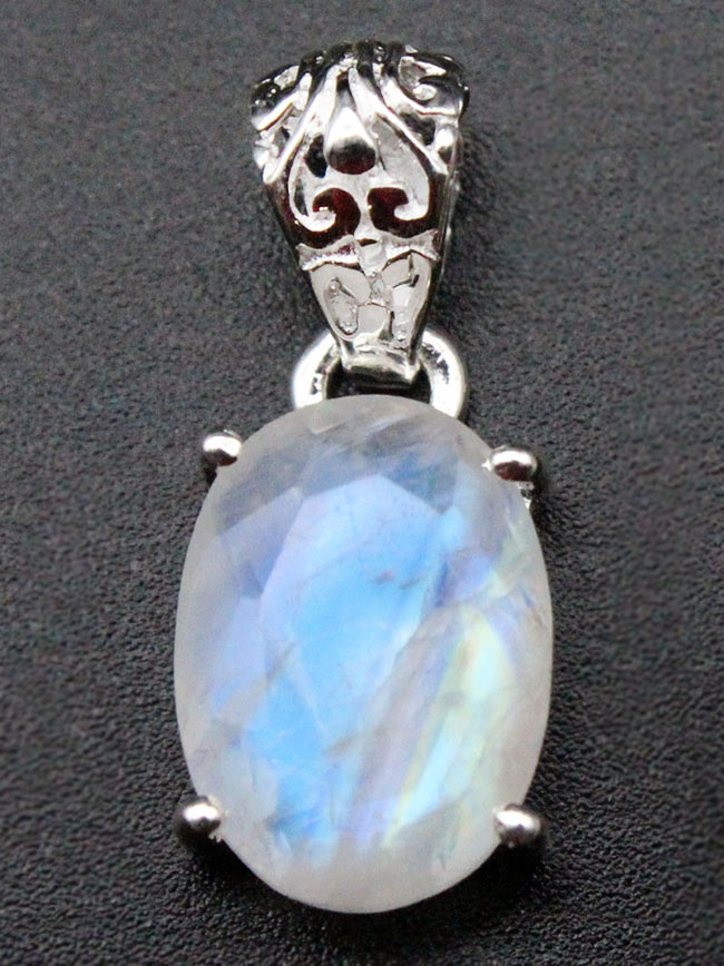 淡く美しいブルーの閃光を放つ、曹微斜長石の仲間、レインボー・ムーンストーン(Moonstone)を使ったペンダントトップ。(その1)