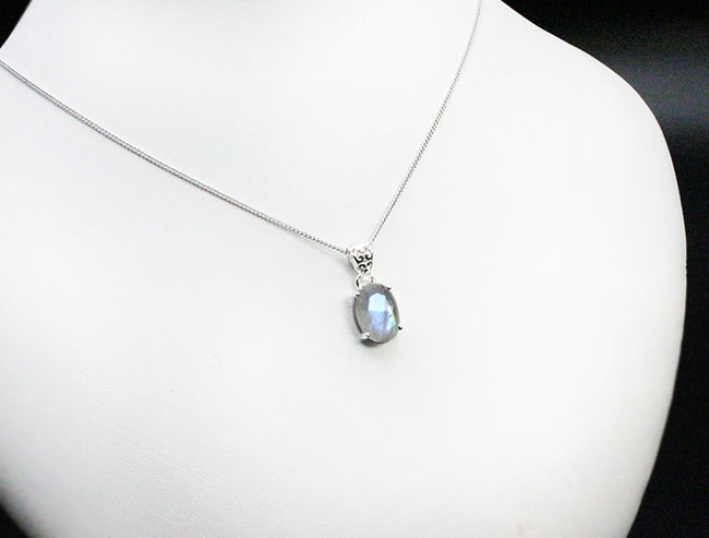 淡く美しいブルーの閃光を放つ、曹微斜長石の仲間、レインボー・ムーンストーン(Moonstone)を使ったペンダントトップ。(その2)