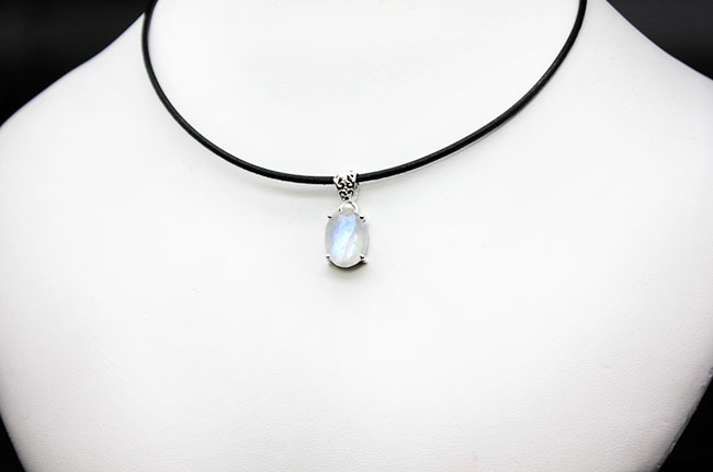 淡く美しいブルーの閃光を放つ、曹微斜長石の仲間、レインボー・ムーンストーン(Moonstone)を使ったペンダントトップ。(その3)