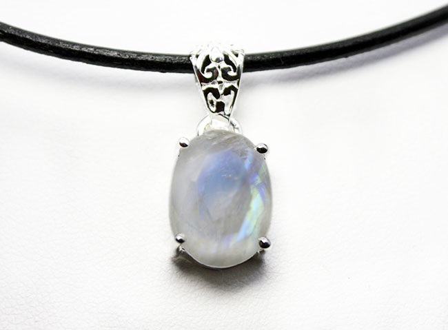 淡く美しいブルーの閃光を放つ、曹微斜長石の仲間、レインボー・ムーンストーン(Moonstone)を使ったペンダントトップ。(その4)