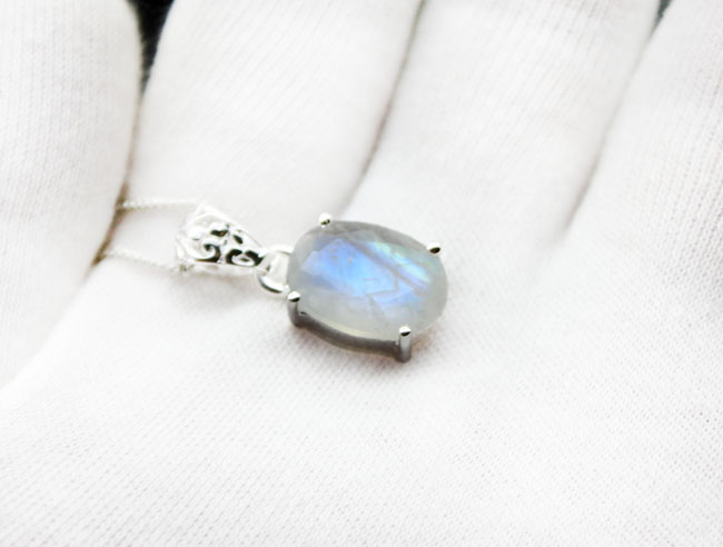 淡く美しいブルーの閃光を放つ、曹微斜長石の仲間、レインボー・ムーンストーン(Moonstone)を使ったペンダントトップ。(その5)