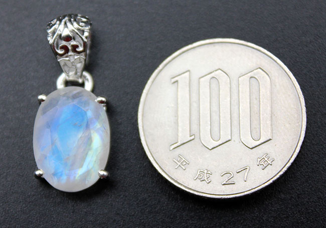 淡く美しいブルーの閃光を放つ、曹微斜長石の仲間、レインボー・ムーンストーン(Moonstone)を使ったペンダントトップ。(その7)