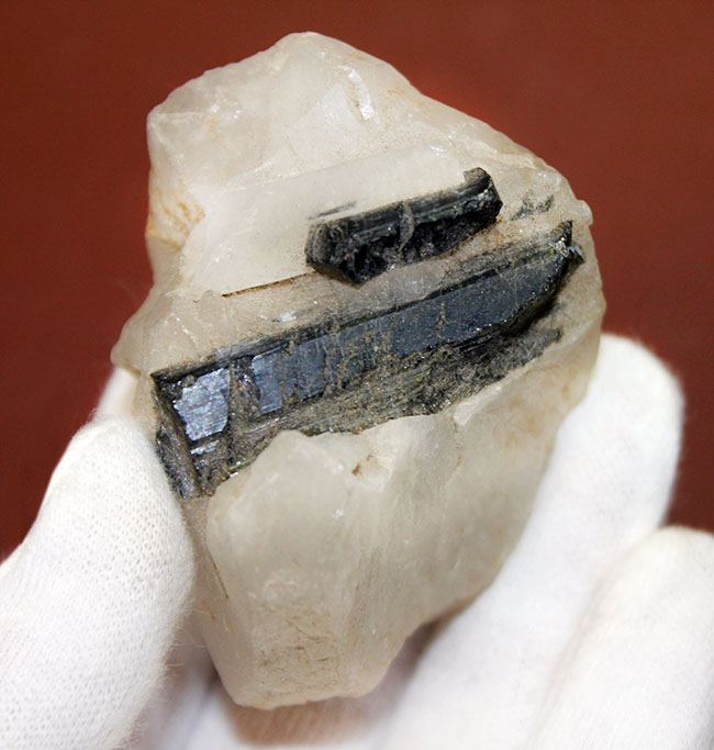 帯電性のある電気石。英名、トルマリン（Tourmalin）の柱状結晶が見られる原石（その1）