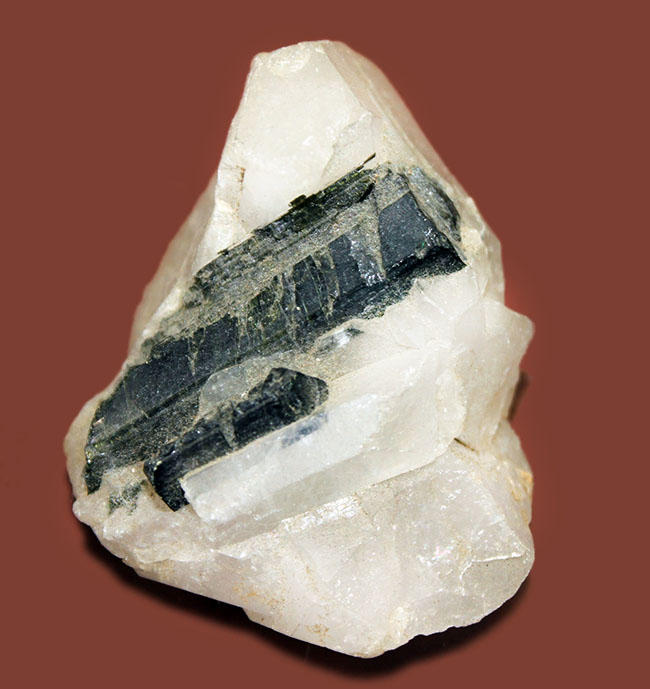 帯電性のある電気石。英名、トルマリン（Tourmalin）の柱状結晶が見られる原石（その2）