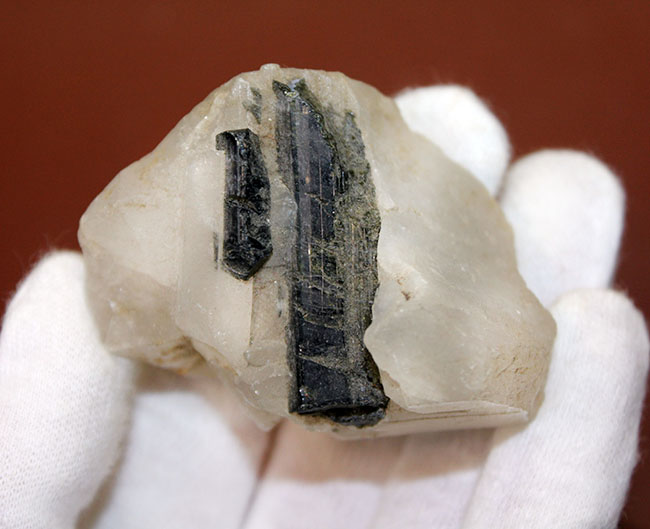 帯電性のある電気石。英名、トルマリン（Tourmalin）の柱状結晶が見られる原石（その4）