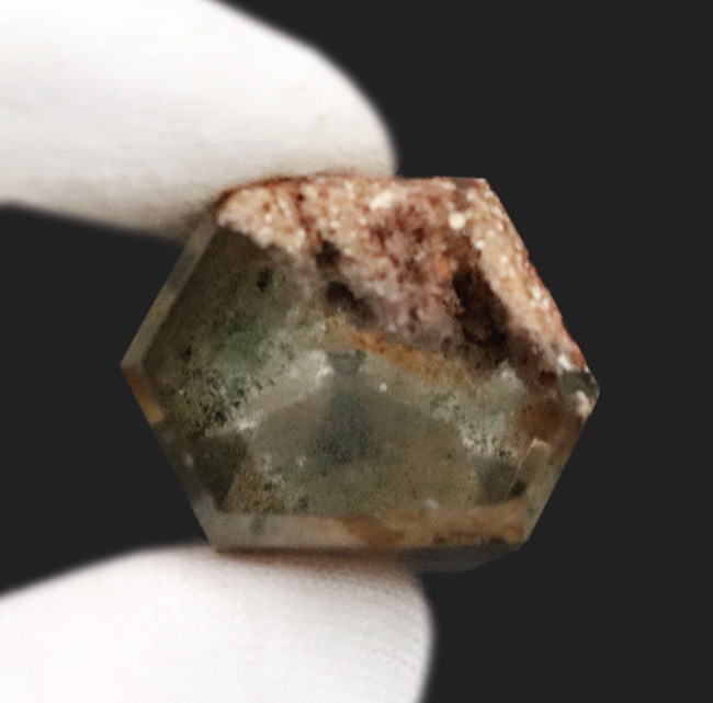 小さなお庭を内包した不思議な水晶、ガーデンクォーツ（Garden Quartz