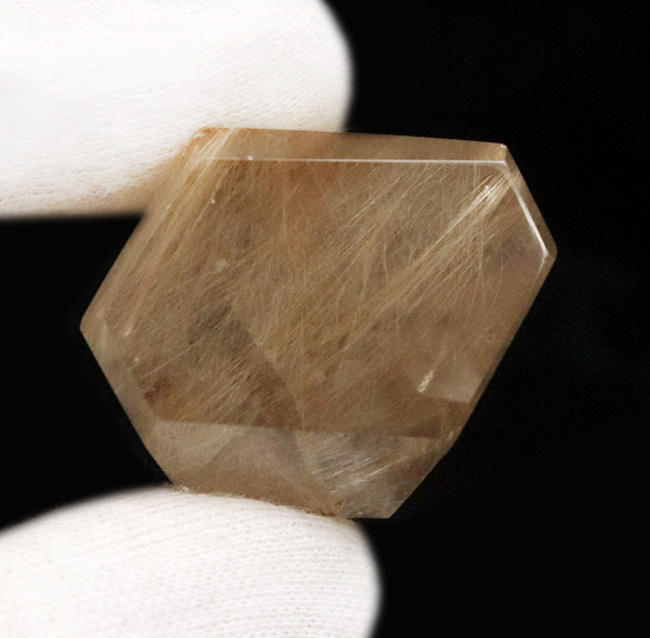 虹色に輝く！「天使の髪の毛」とも称される二酸化チタンを含んだ水晶