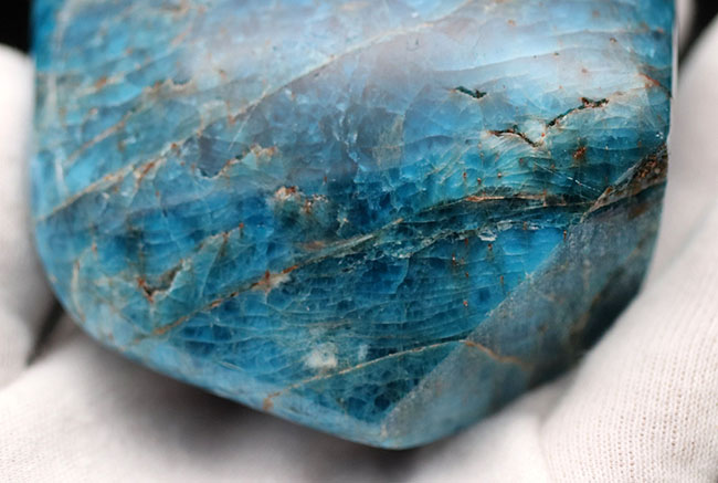 南国のビーチを思わせる鮮やかなブルー!燐灰石(りんかいせき)こと、ブルーアパタイト(Blue apatite)の天然石(その4)
