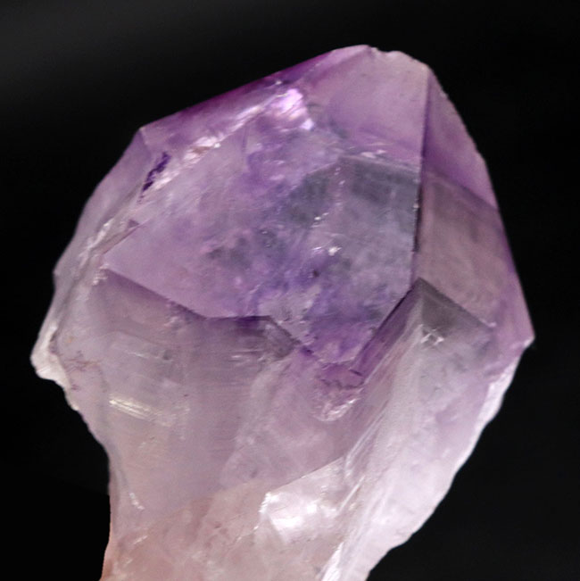 清涼感を感じさせる、鮮やかな紫色を呈する、美しきアメシスト（Amethyst）の原石（その1）