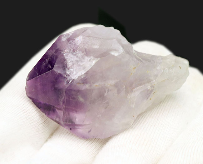 清涼感を感じさせる、鮮やかな紫色を呈する、美しきアメシスト(Amethyst)の原石(その2)
