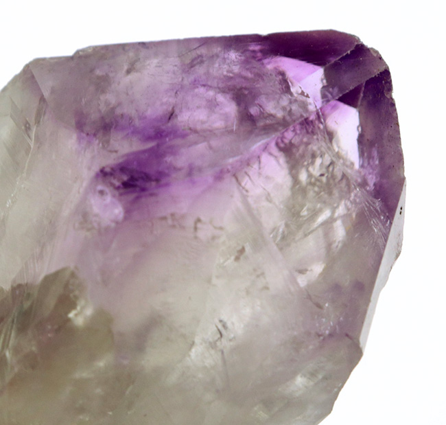 清涼感を感じさせる、鮮やかな紫色を呈する、美しきアメシスト（Amethyst）の原石（その3）