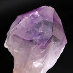 清涼感を感じさせる、鮮やかな紫色を呈する、美しきアメシスト（Amethyst）の原石