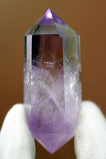 アメシストにシトリンが内包された鉱物、アメトリン（Ametrine）。希少な天然標本です。