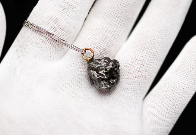 小惑星からの贈り物！鉄隕石、カンポ・デル・シエロ（Campo del Cielo）のペンダントトップ（シルバーチェーン、高級ジュエリーケース付き）（その2）