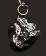 小惑星からの贈り物！鉄隕石、カンポ・デル・シエロ（Campo del Cielo）のペンダントトップ（シルバーチェーン、高級ジュエリーケース付き）