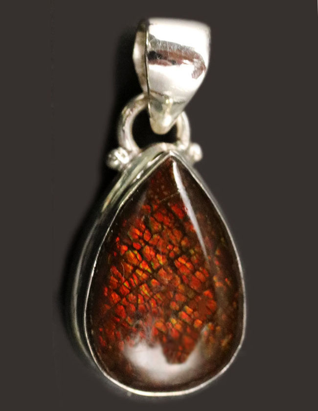 レッドカラーのドラゴンスキンが備わったアンモライト(Ammolite)を使ったペンダントトップ。カナダ産アルバータ州産。金具はスターリングシルバー。チェーン、革紐、ジュエリーケース付き(その1)