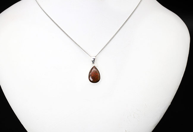 レッドカラーのドラゴンスキンが備わったアンモライト(Ammolite)を使ったペンダントトップ。カナダ産アルバータ州産。金具はスターリングシルバー。チェーン、革紐、ジュエリーケース付き(その3)