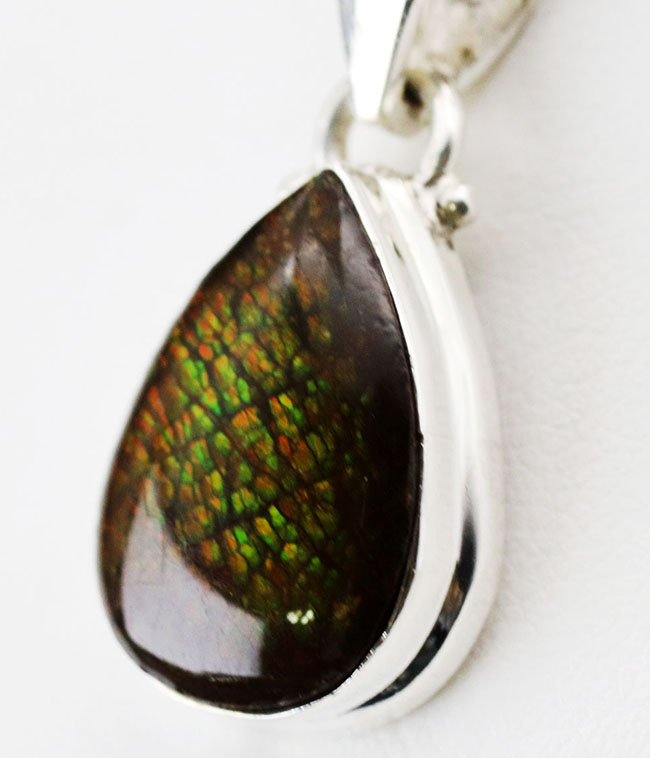 レッドカラーのドラゴンスキンが備わったアンモライト(Ammolite)を使ったペンダントトップ。カナダ産アルバータ州産。金具はスターリングシルバー。チェーン、革紐、ジュエリーケース付き(その4)