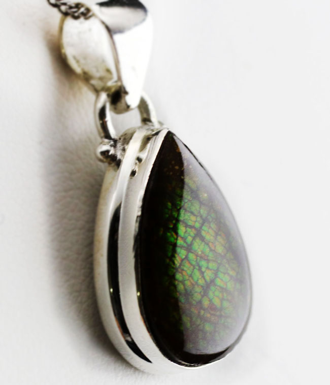 レッドカラーのドラゴンスキンが備わったアンモライト(Ammolite)を使ったペンダントトップ。カナダ産アルバータ州産。金具はスターリングシルバー。チェーン、革紐、ジュエリーケース付き(その6)