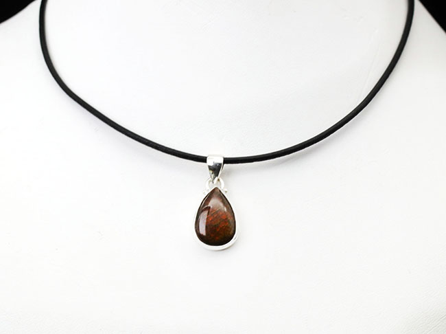 レッドカラーのドラゴンスキンが備わったアンモライト(Ammolite)を使ったペンダントトップ。カナダ産アルバータ州産。金具はスターリングシルバー。チェーン、革紐、ジュエリーケース付き(その7)