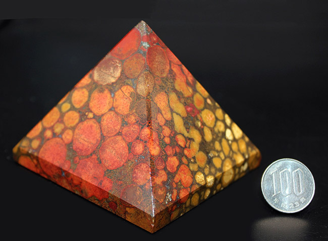 毒々しい模様が個性的で美しい!キングコブラジャスパーのピラミッド型標本(Orbicular Jasper)(その13)