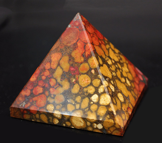 毒々しい模様が個性的で美しい!キングコブラジャスパーのピラミッド型標本(Orbicular Jasper)(その2)