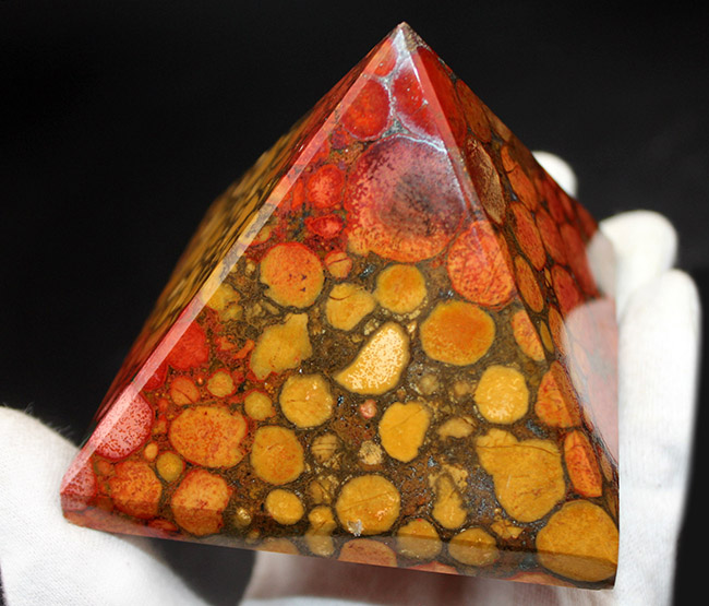 毒々しい模様が個性的で美しい!キングコブラジャスパーのピラミッド型標本(Orbicular Jasper)(その3)