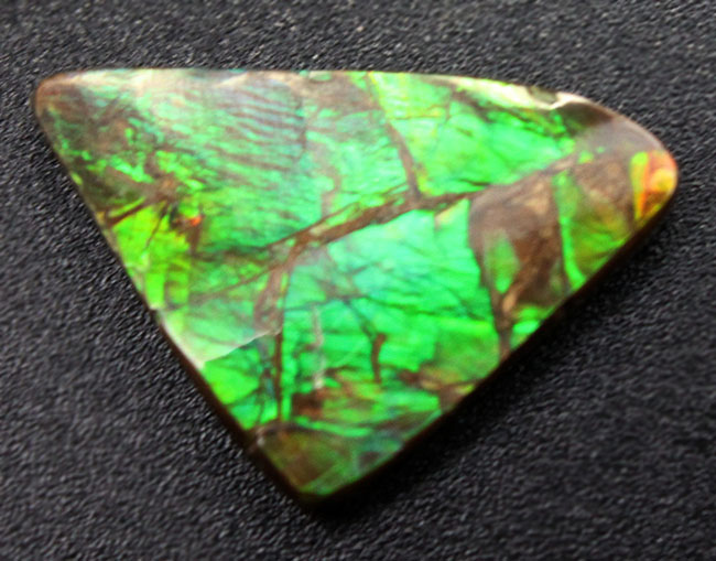濃く、鮮やかなグリーンを呈するアンモライト（Ammolite）を使ったピンブローチ（その1）