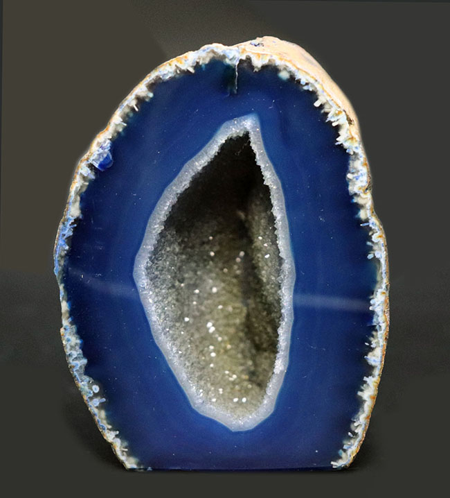 人気のブルーメノウ！内部に空洞のある晶洞タイプ、インテリアとしておすすめ！ブラジル産の縞メノウ（Agate）（その1）