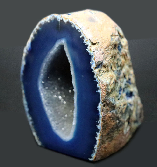 人気のブルーメノウ！内部に空洞のある晶洞タイプ、インテリアとしておすすめ！ブラジル産の縞メノウ（Agate）（その2）