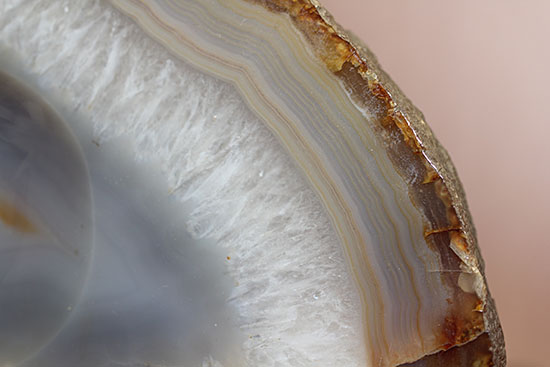 立派!コレクションとしてはもちろん高級なインテリアとしておすすめ。ブラジル産メノウ標本(Agate)(その2)