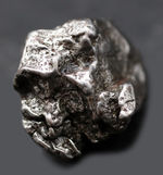 もっとも典型的な鉄隕石の一つ、アルゼンチン産のカンポ・デル・シエロ