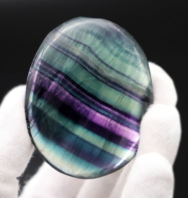 厳選上質標本!色のバンドが何層にも折り重なった、小判型のレインボーフローライト(Fluorite)(その2)