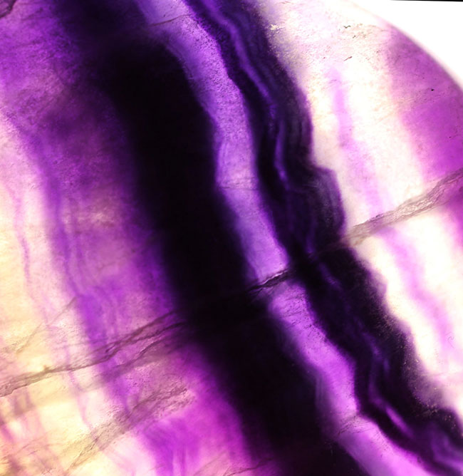 これが希少な「紫蛍石」だ！高い透明度、美しい光りのレイヤーを備えたレインボーフローライト（fluorite）（その9）